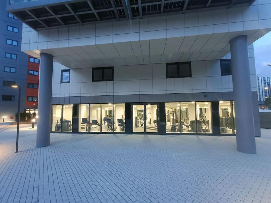 Snuggle Inn - Riverside Apartments - Views Over Looking London River Thames, Close To O2 Arena, London Excel, London City Airport, Thames Clipper- River Boat Service, Woolwich Ferry, Onsite Parking, Twin Room Option Available 외부 사진