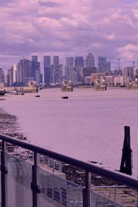 Snuggle Inn - Riverside Apartments - Views Over Looking London River Thames, Close To O2 Arena, London Excel, London City Airport, Thames Clipper- River Boat Service, Woolwich Ferry, Onsite Parking, Twin Room Option Available 외부 사진