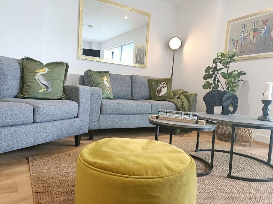 Snuggle Inn - Riverside Apartments - Views Over Looking London River Thames, Close To O2 Arena, London Excel, London City Airport, Thames Clipper- River Boat Service, Woolwich Ferry, Onsite Parking, Twin Room Option Available 외부 사진