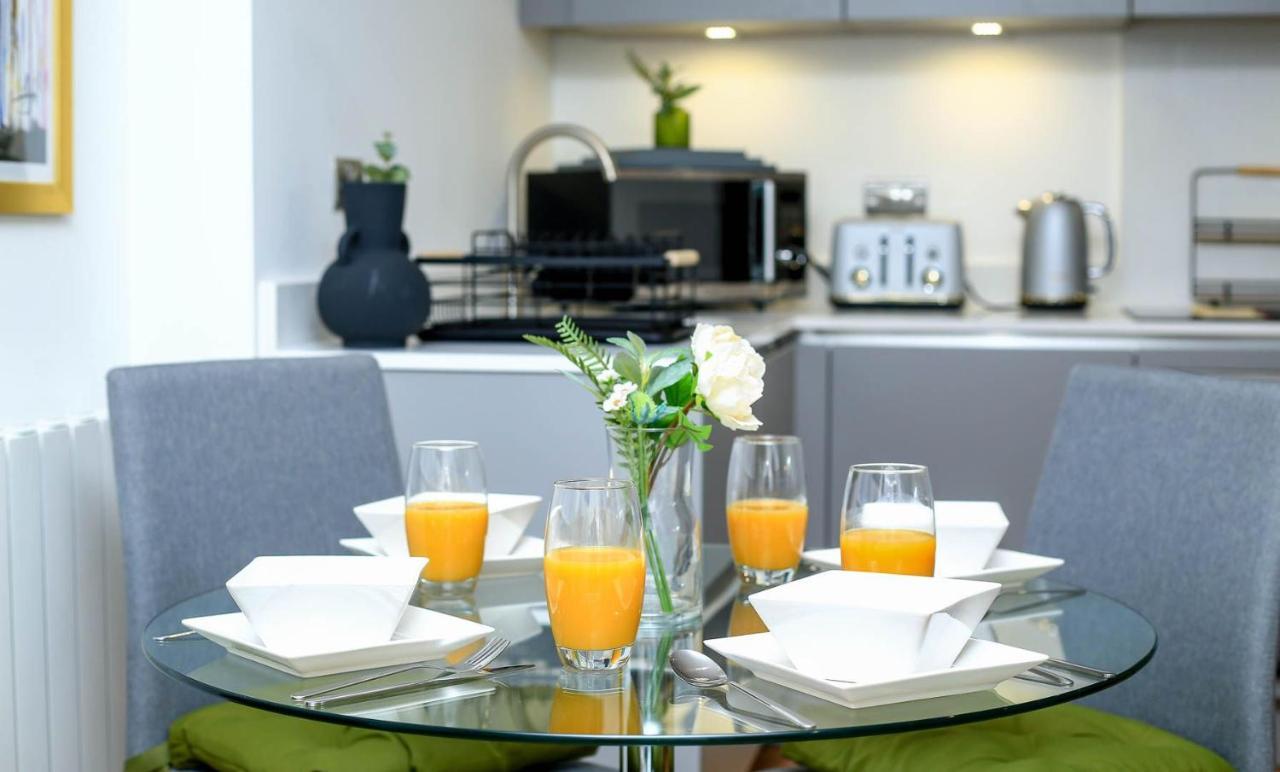 Snuggle Inn - Riverside Apartments - Views Over Looking London River Thames, Close To O2 Arena, London Excel, London City Airport, Thames Clipper- River Boat Service, Woolwich Ferry, Onsite Parking, Twin Room Option Available 외부 사진