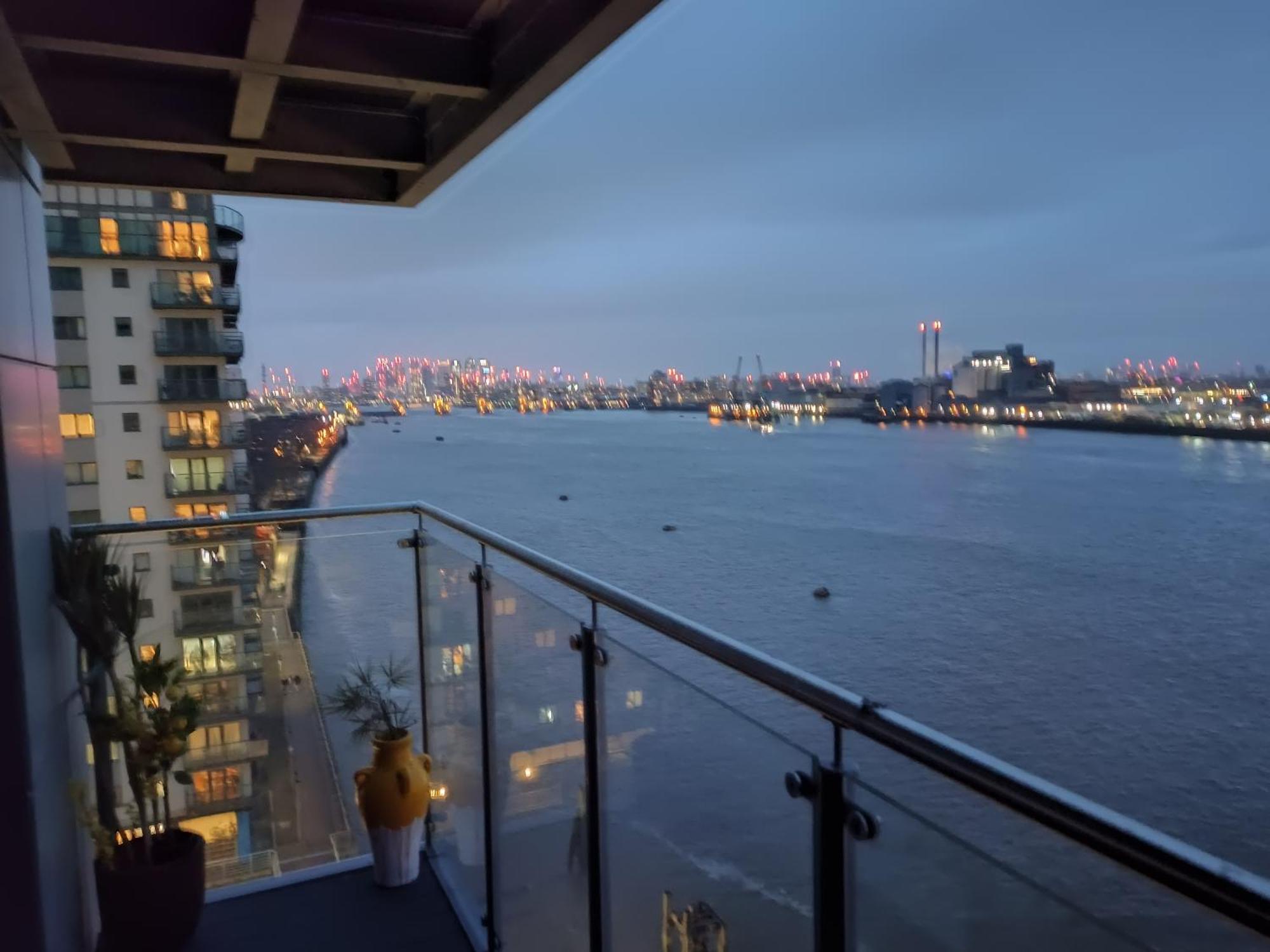 Snuggle Inn - Riverside Apartments - Views Over Looking London River Thames, Close To O2 Arena, London Excel, London City Airport, Thames Clipper- River Boat Service, Woolwich Ferry, Onsite Parking, Twin Room Option Available 외부 사진