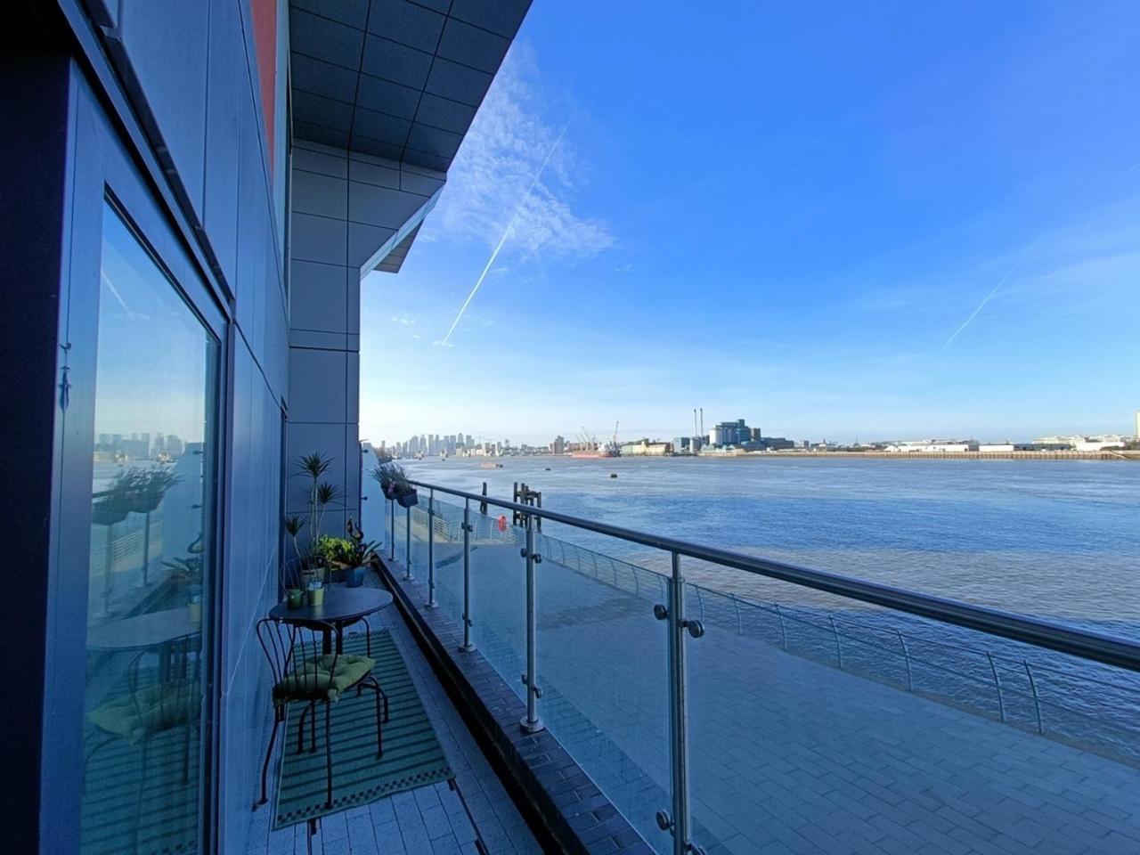 Snuggle Inn - Riverside Apartments - Views Over Looking London River Thames, Close To O2 Arena, London Excel, London City Airport, Thames Clipper- River Boat Service, Woolwich Ferry, Onsite Parking, Twin Room Option Available 외부 사진