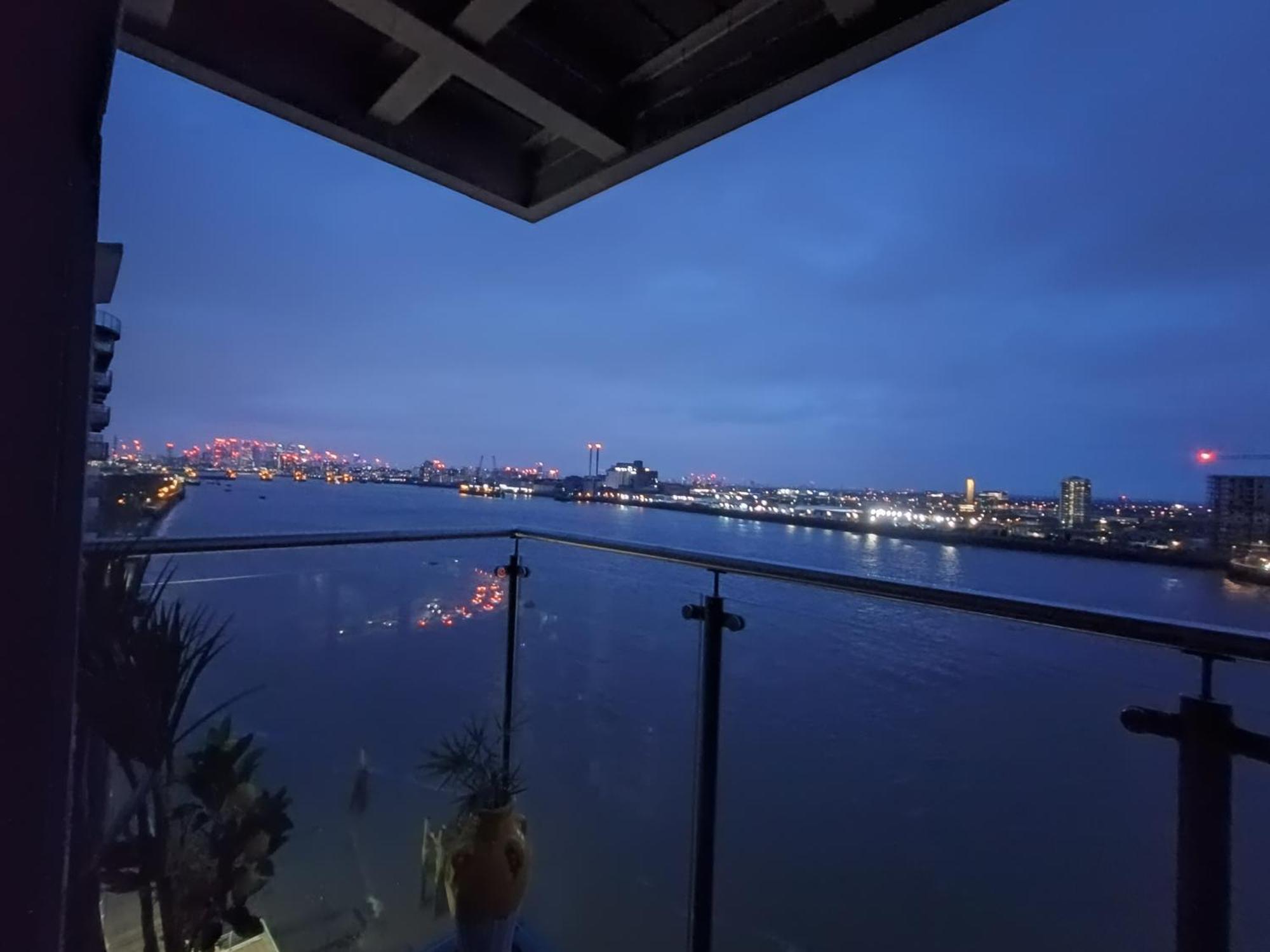 Snuggle Inn - Riverside Apartments - Views Over Looking London River Thames, Close To O2 Arena, London Excel, London City Airport, Thames Clipper- River Boat Service, Woolwich Ferry, Onsite Parking, Twin Room Option Available 외부 사진