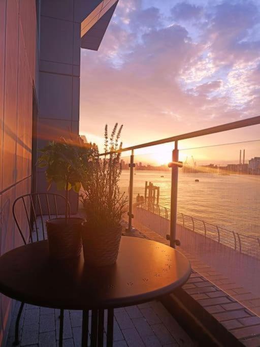 Snuggle Inn - Riverside Apartments - Views Over Looking London River Thames, Close To O2 Arena, London Excel, London City Airport, Thames Clipper- River Boat Service, Woolwich Ferry, Onsite Parking, Twin Room Option Available 외부 사진