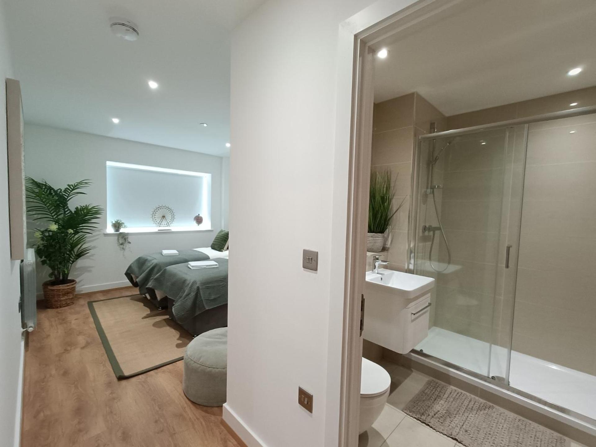 Snuggle Inn - Riverside Apartments - Views Over Looking London River Thames, Close To O2 Arena, London Excel, London City Airport, Thames Clipper- River Boat Service, Woolwich Ferry, Onsite Parking, Twin Room Option Available 외부 사진
