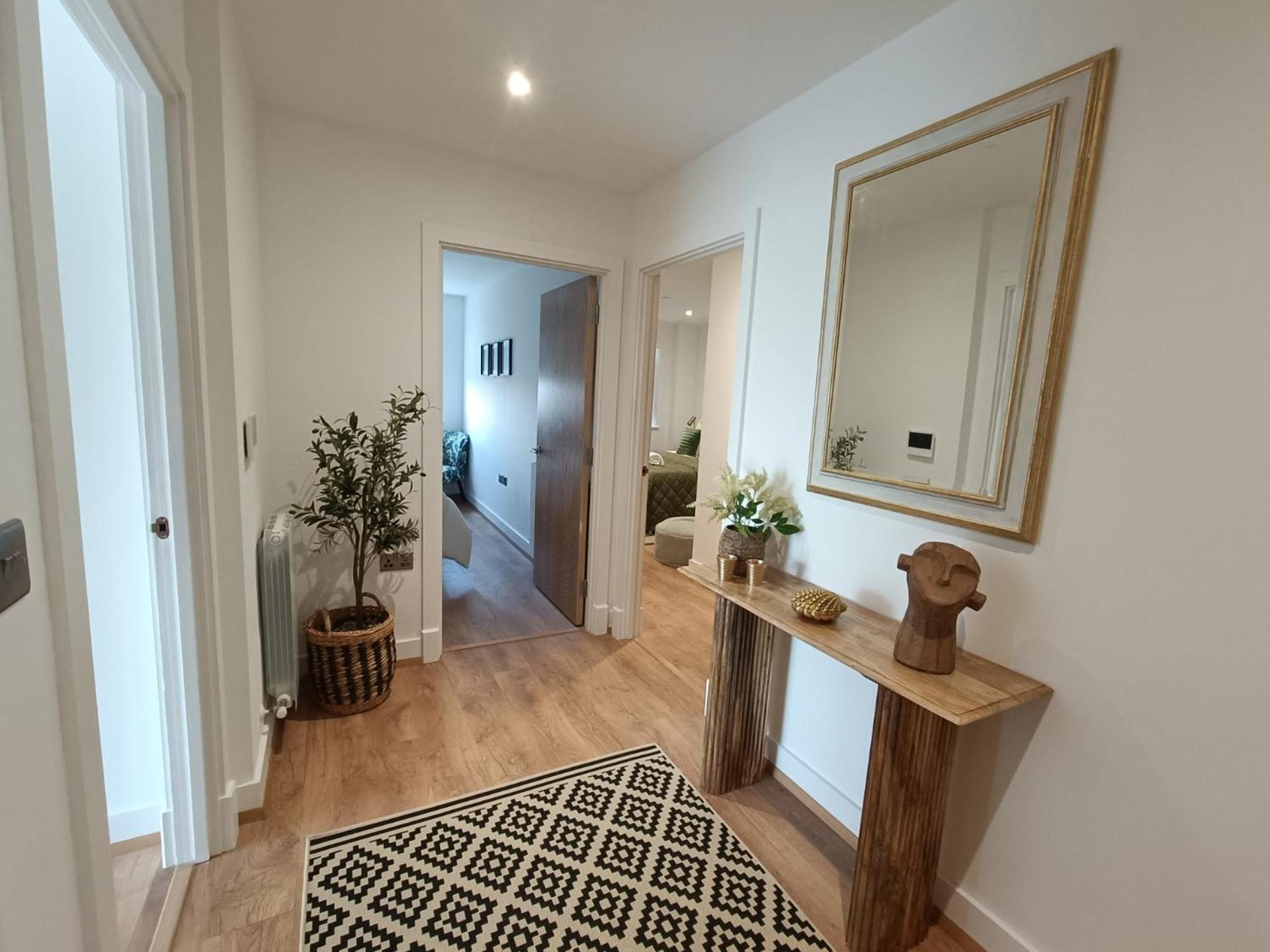 Snuggle Inn - Riverside Apartments - Views Over Looking London River Thames, Close To O2 Arena, London Excel, London City Airport, Thames Clipper- River Boat Service, Woolwich Ferry, Onsite Parking, Twin Room Option Available 외부 사진